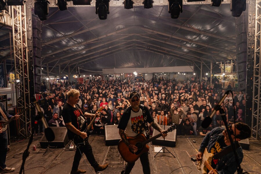 🎸 A noite de quinta-feira foi marcada por muito rock e animação na 25ª Festa das Azaleias. Confira os registros! 🤘