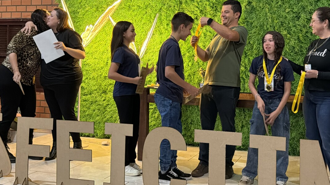 Registros da premiação da FEICTIM, momento de reconhecimento ao conhecimento, à dedicação e à criatividade dos estudantes.