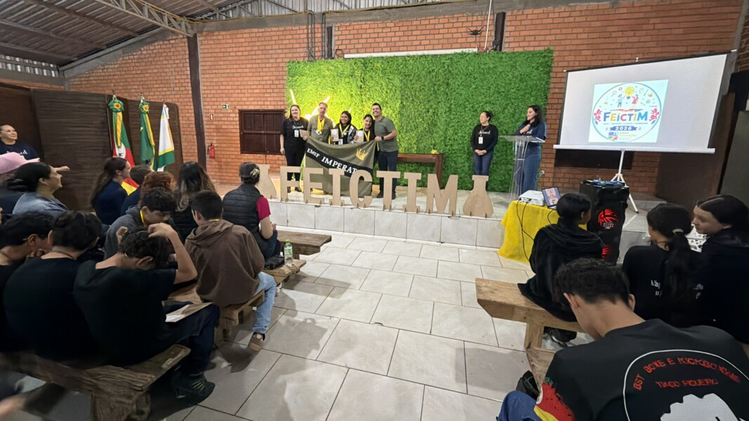 Registros da premiação da FEICTIM, momento de reconhecimento ao conhecimento, à dedicação e à criatividade dos estudantes.