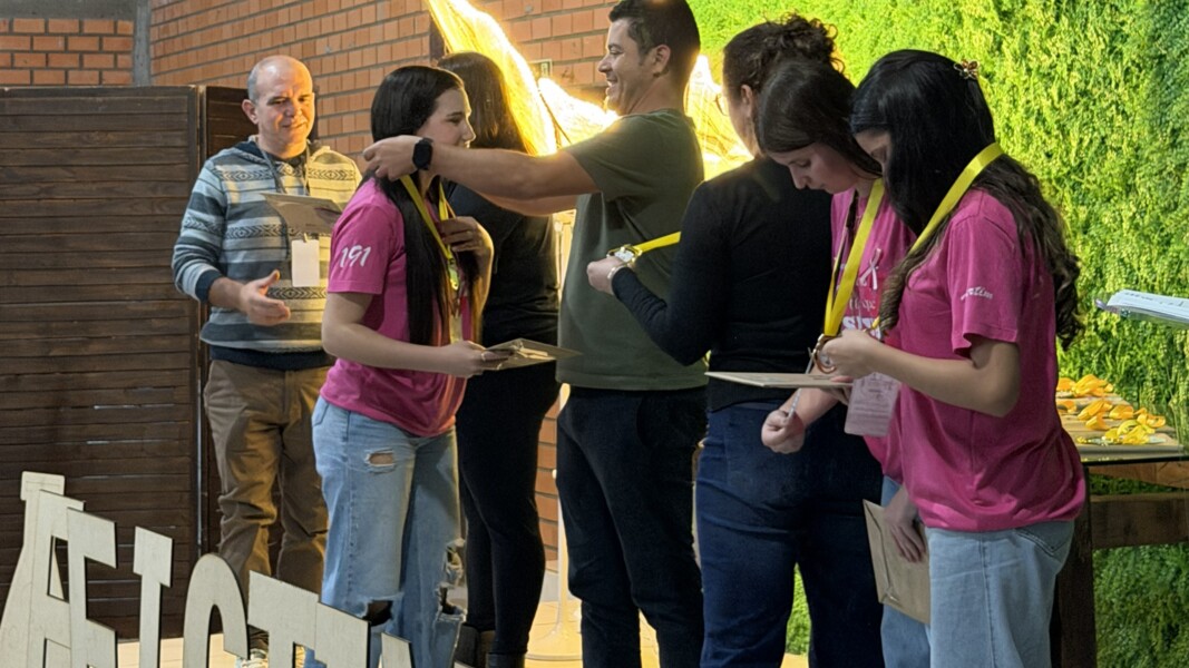 Registros da premiação da FEICTIM, momento de reconhecimento ao conhecimento, à dedicação e à criatividade dos estudantes.