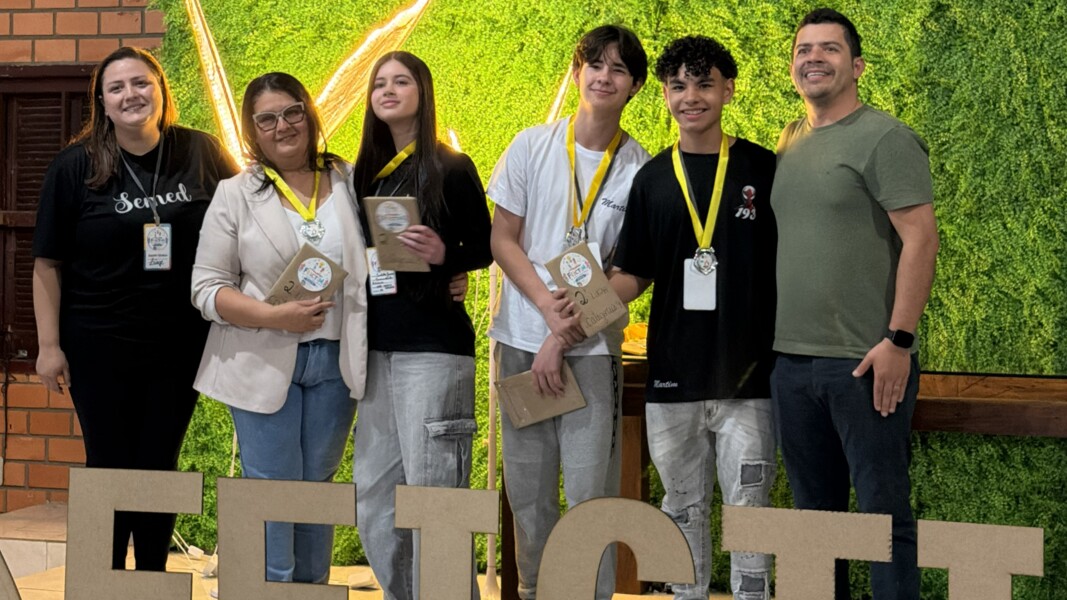 Registros da premiação da FEICTIM, momento de reconhecimento ao conhecimento, à dedicação e à criatividade dos estudantes.